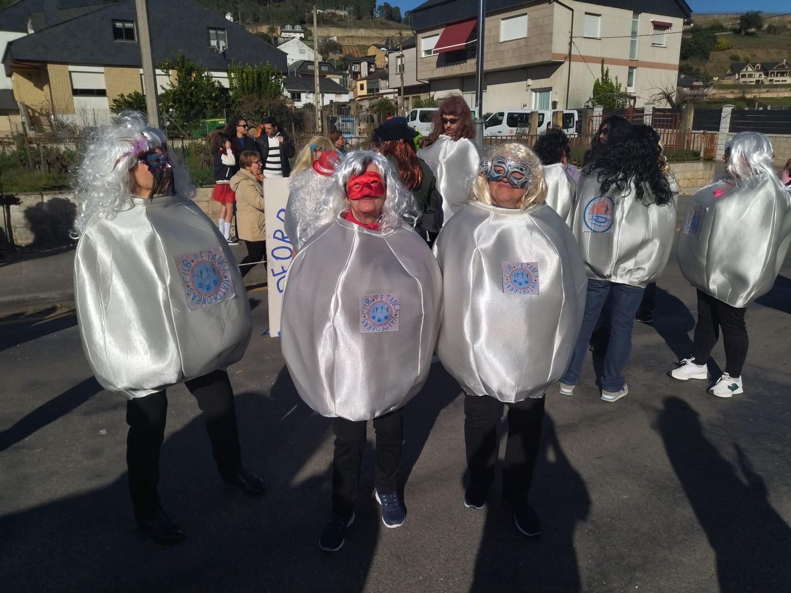 Galería | El desfile de Vilamartín citó  a casi una veintena de comparsas