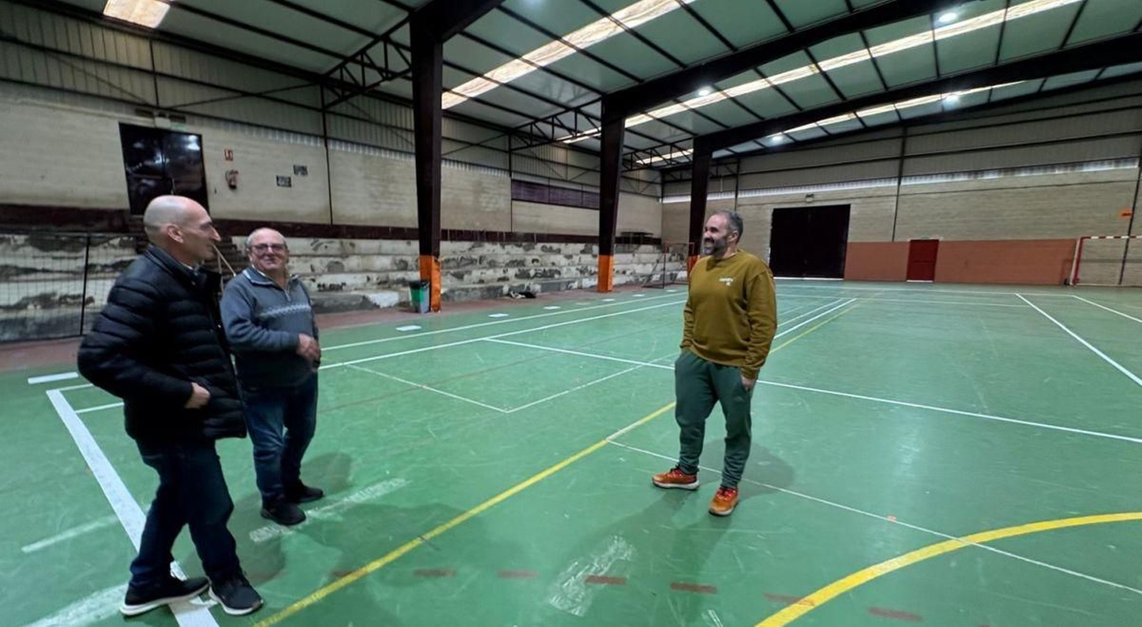 Director y conserje del CEIP con el responsable de Cluteca en el pabellón.