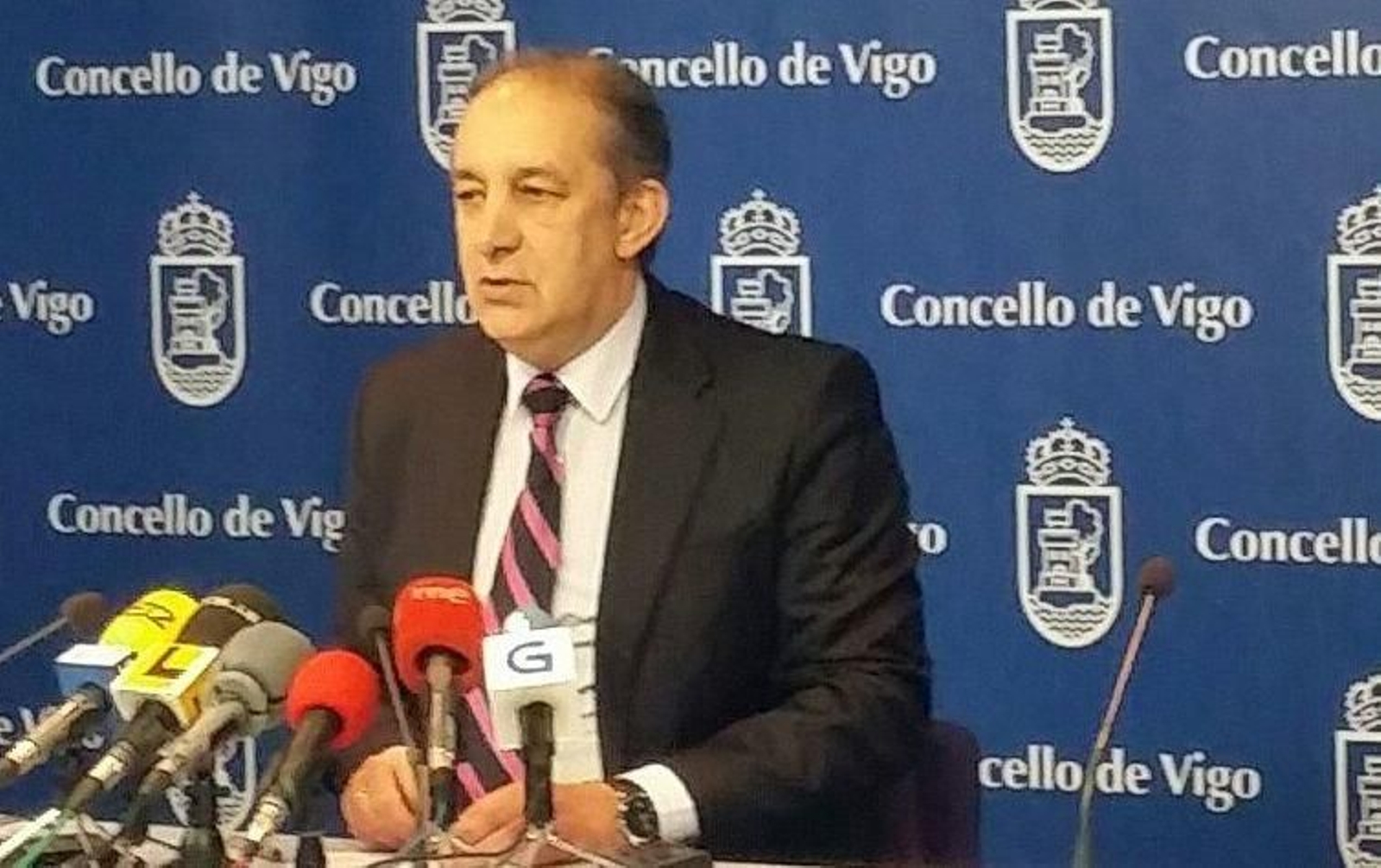 Chema Figueroa, ayer. Solo ante el micro, aunque estaban sus concejales.