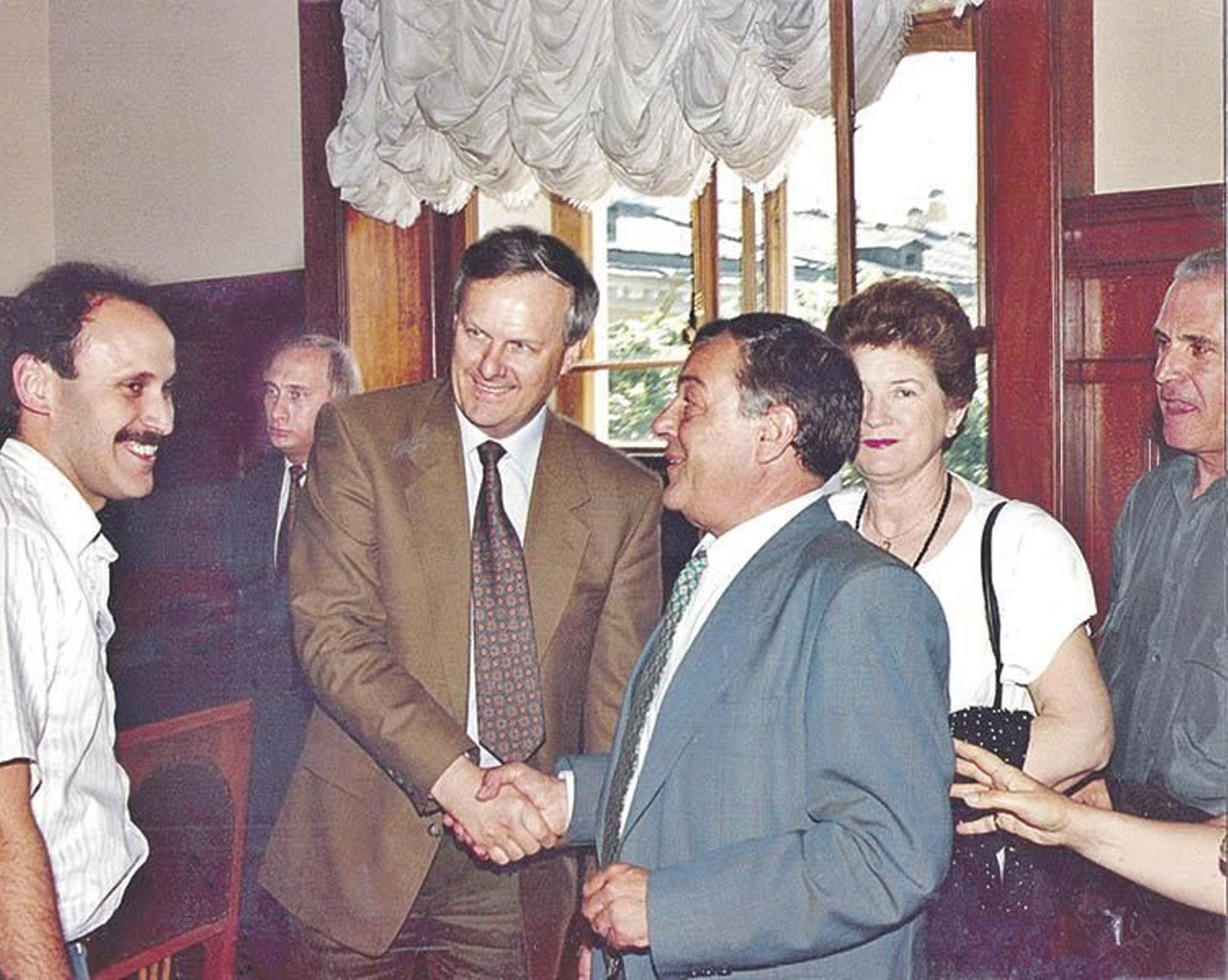 El alcalde Sobchak saludando a Vicente Alonso; el matrimonio Diéguez, a la derecha, y un Putin serio e inexpresivo detrás a la izquierda. El del bigote era el intérprete. (Foto cedida por Maribel Fernández, viuda de Alonso).