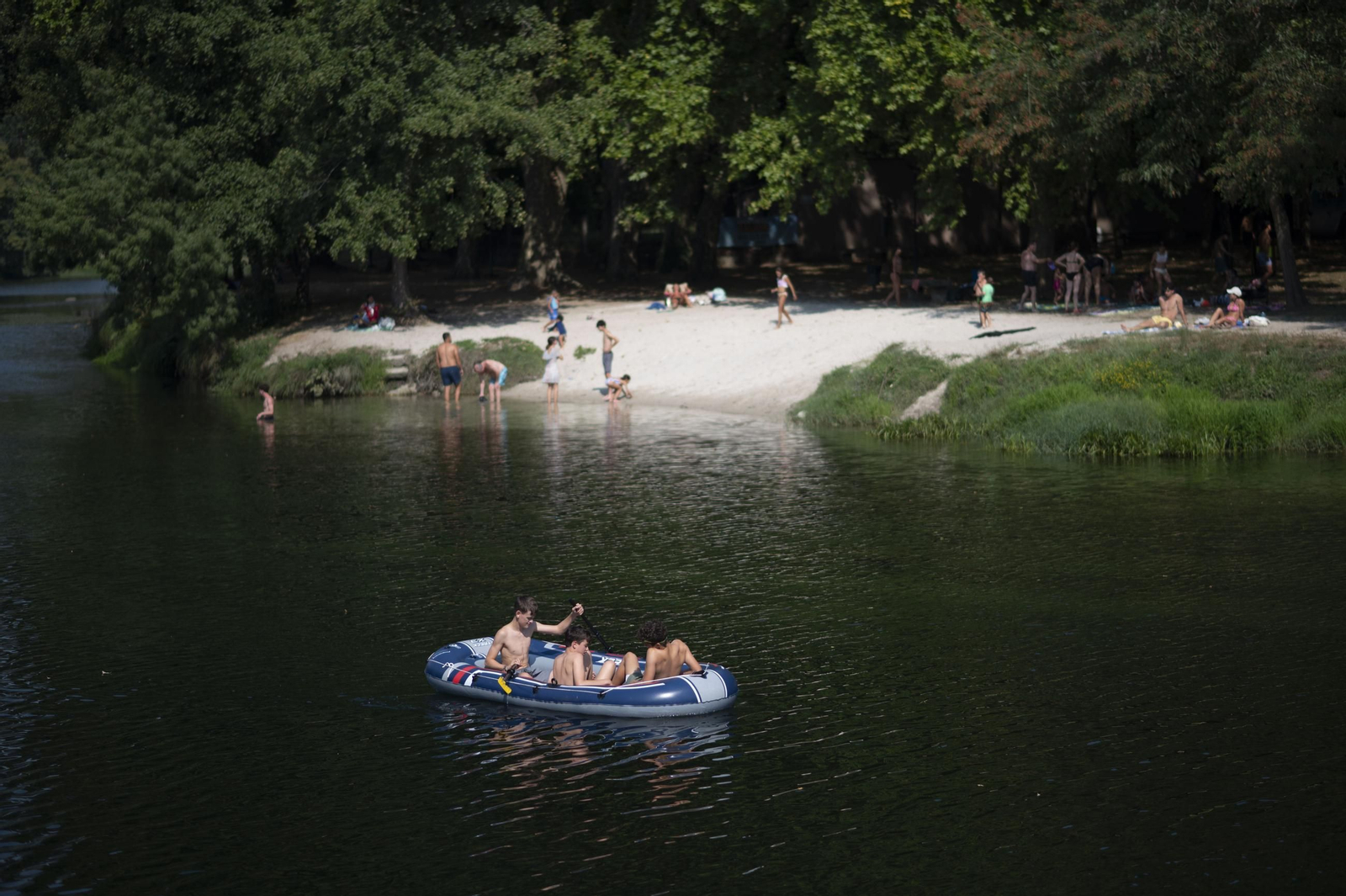 Galería | Los ourensanos combatiendo el calor en una jornada de calor extremo