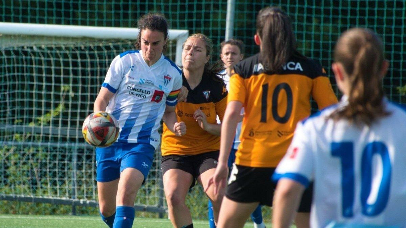 Calvar, autora del segundo tanto albiazul, se lleva una pelota ayer.