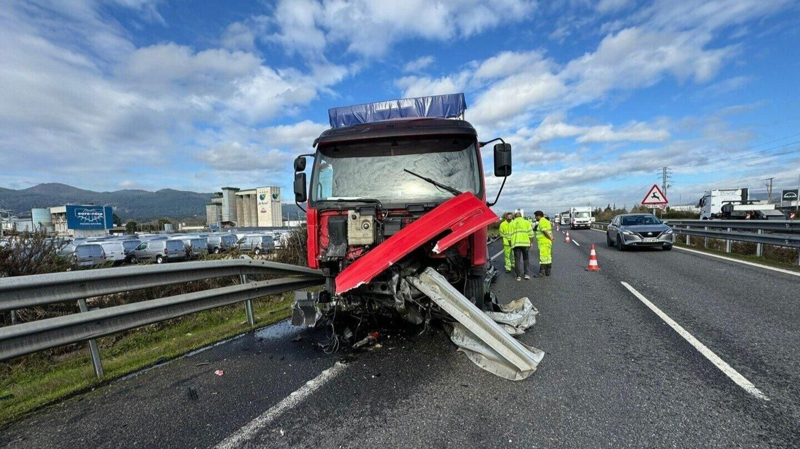 El camión accidentado en la A-55. // Alberte