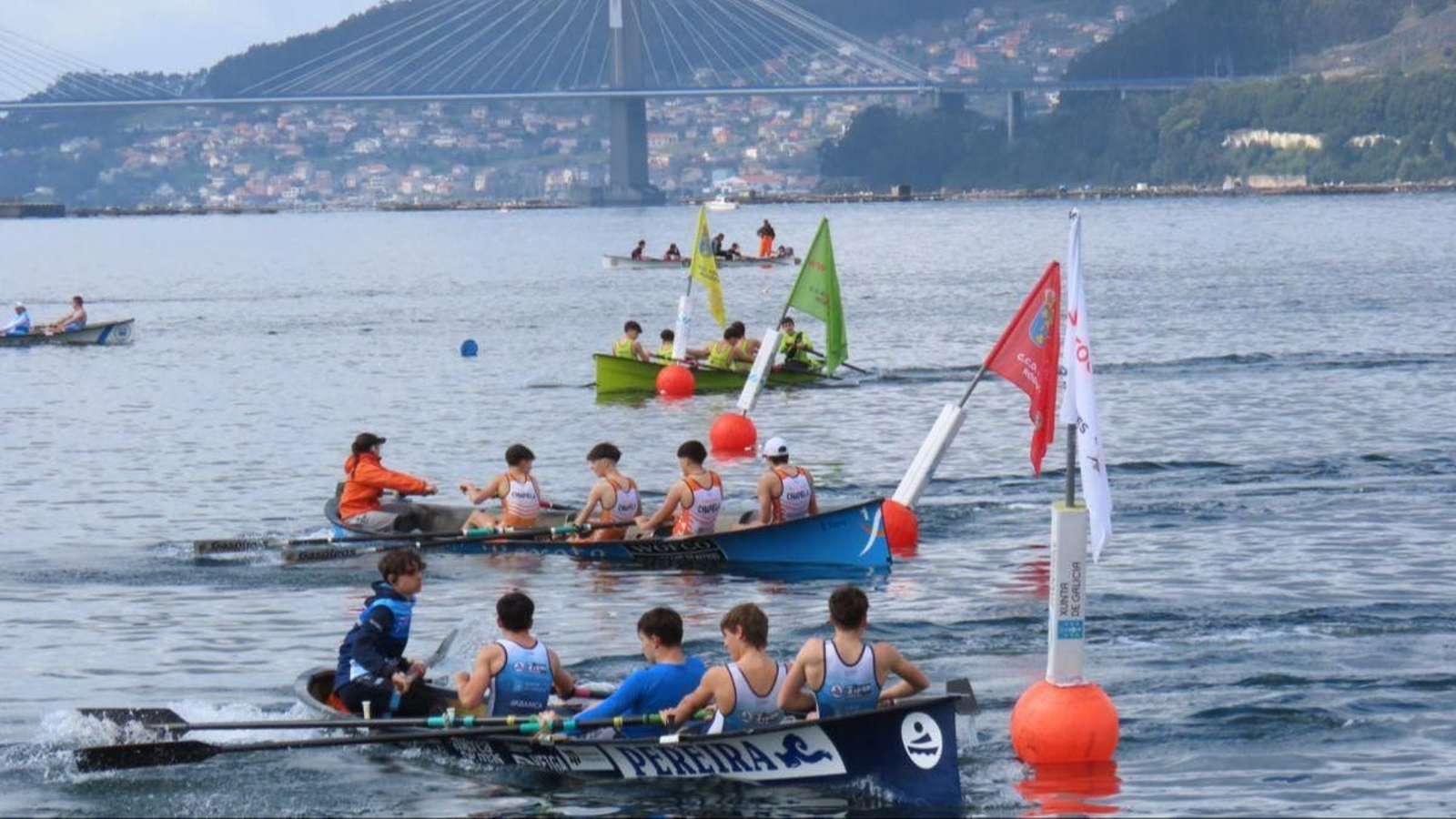 El campo de regatas junto a la Isla de San Simón se pobló de bateles durante toda la mañana de ayer