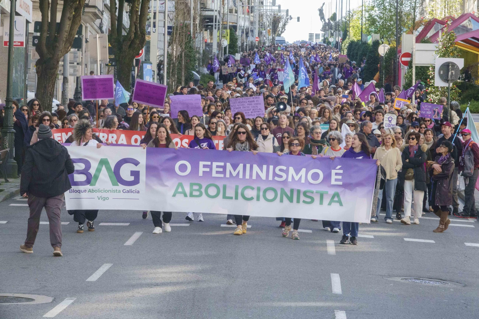 Galería | Las calles de Vigo se pintan de morado por el Día Internacional de la Mujer
