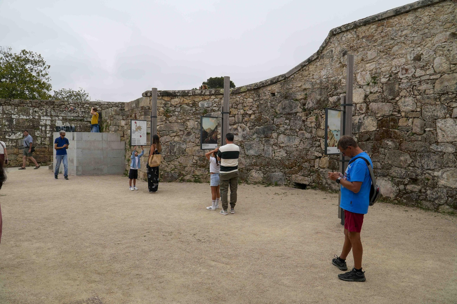 Turistas en el monte del Castro durante este verano.