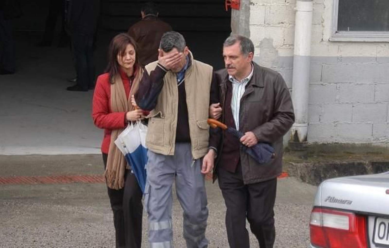 Familiares de Jesús Manuel Quintela abandonan la nave tras el accidente.