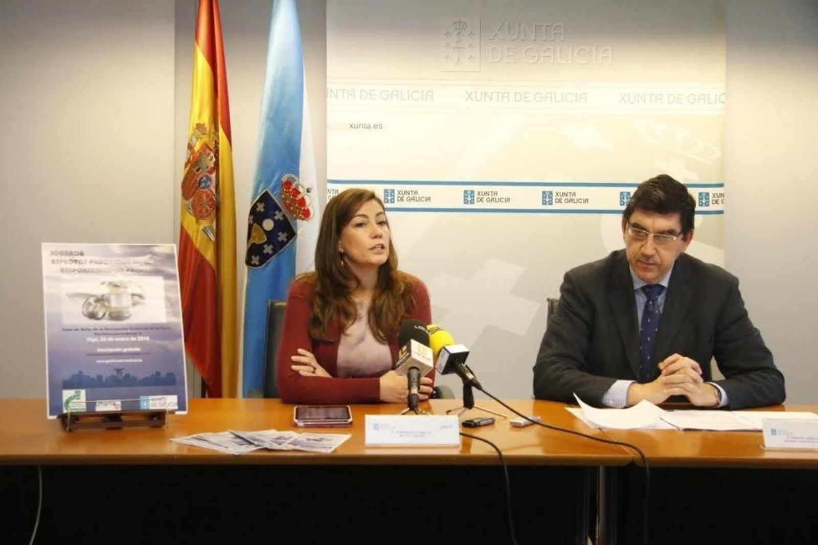 Noemí Morte, del Instituto de Medicina Legal de Vigo, ayer con Lopez-Chaves en la Xunta.