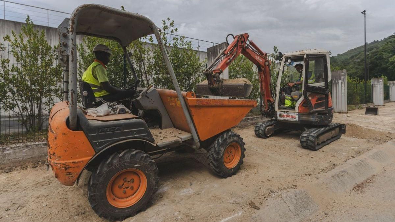 Un operario trabaja en una obra de la provincia.