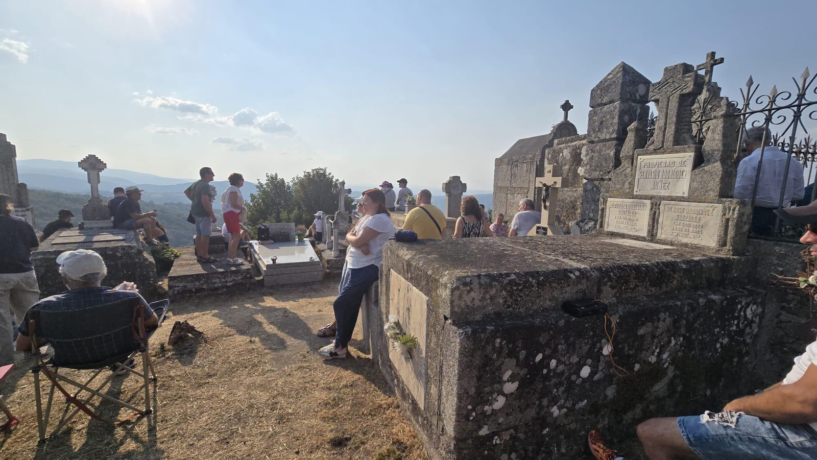 Galería | Un cementerio para mirar al cielo: un silencioso mirador para el eclipse total solar