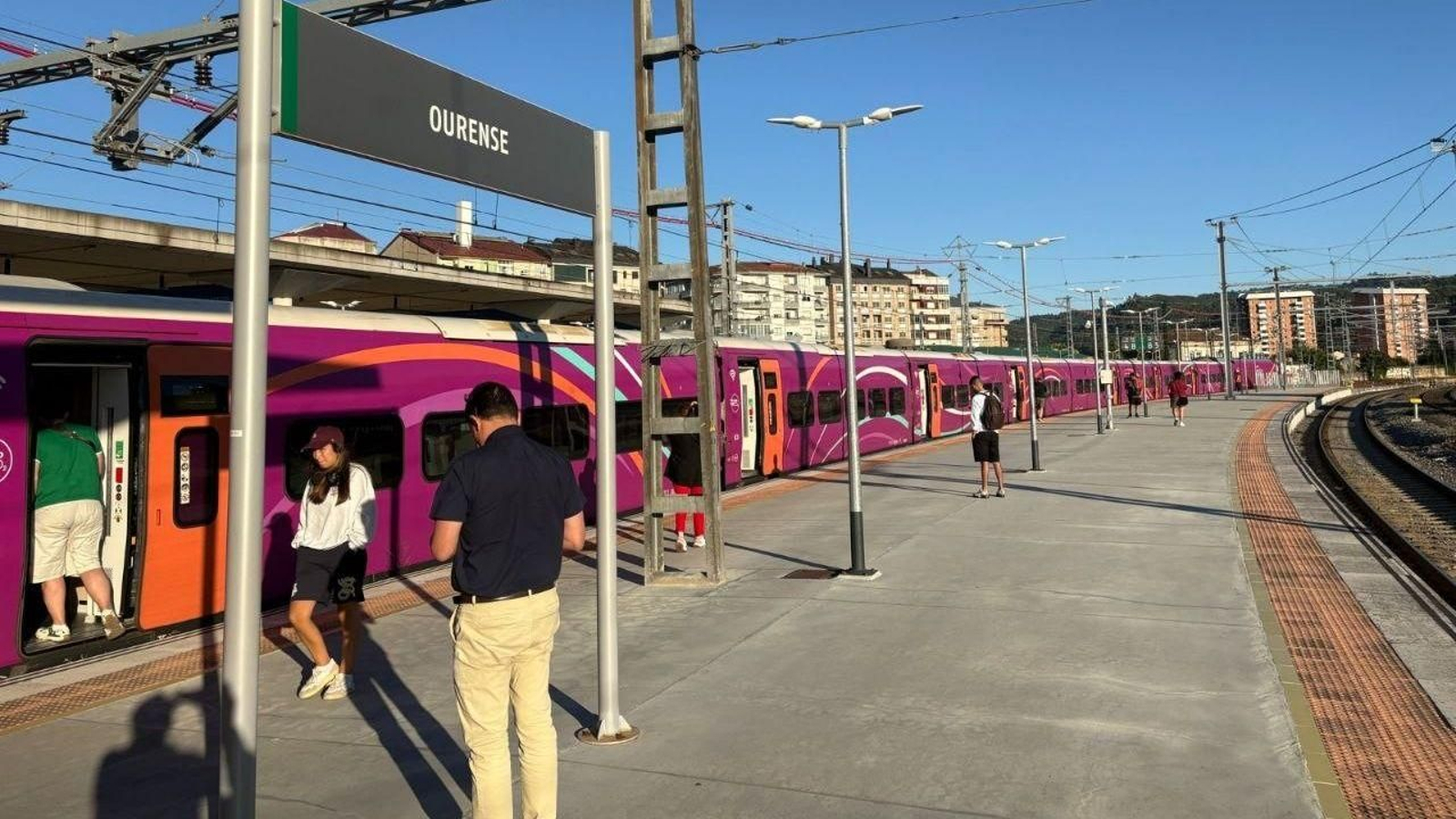 El tren detenido en la estación de Ourense.
