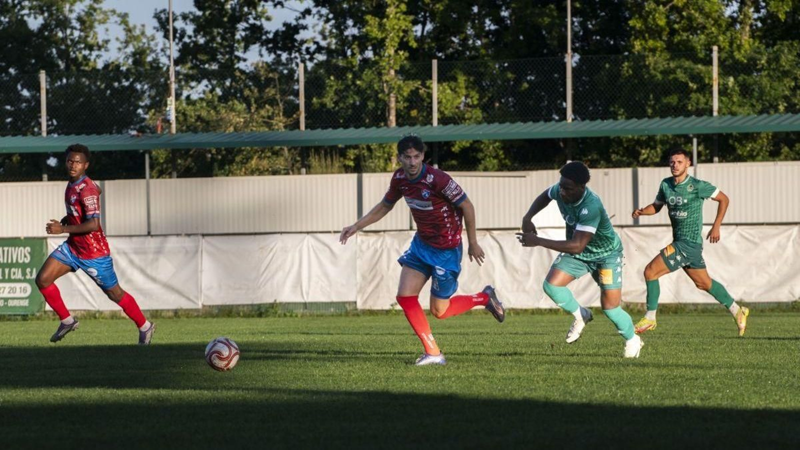 Marcos Vilachá, defensa del Barco, conduce la pelota ante el Arenteiro en Espiñedo.