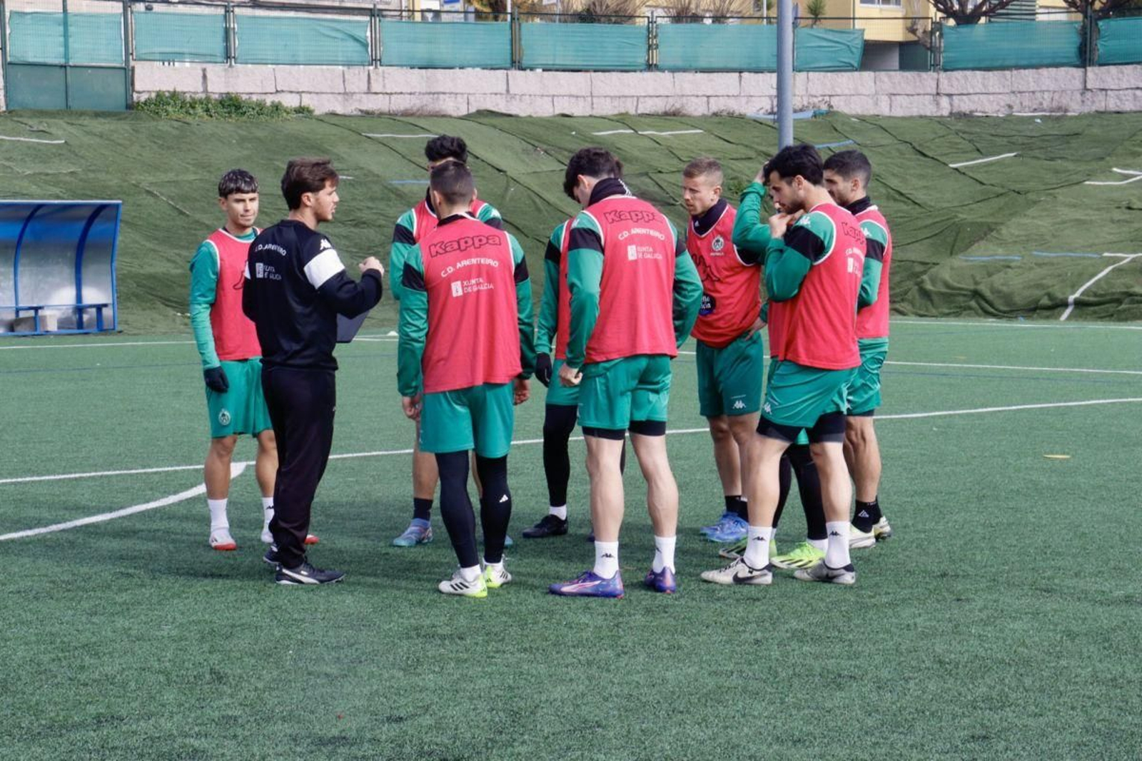 Los jugadores del Arenteiro, atentos a las instrucciones de Pablo Roldán, segundo entrenador.