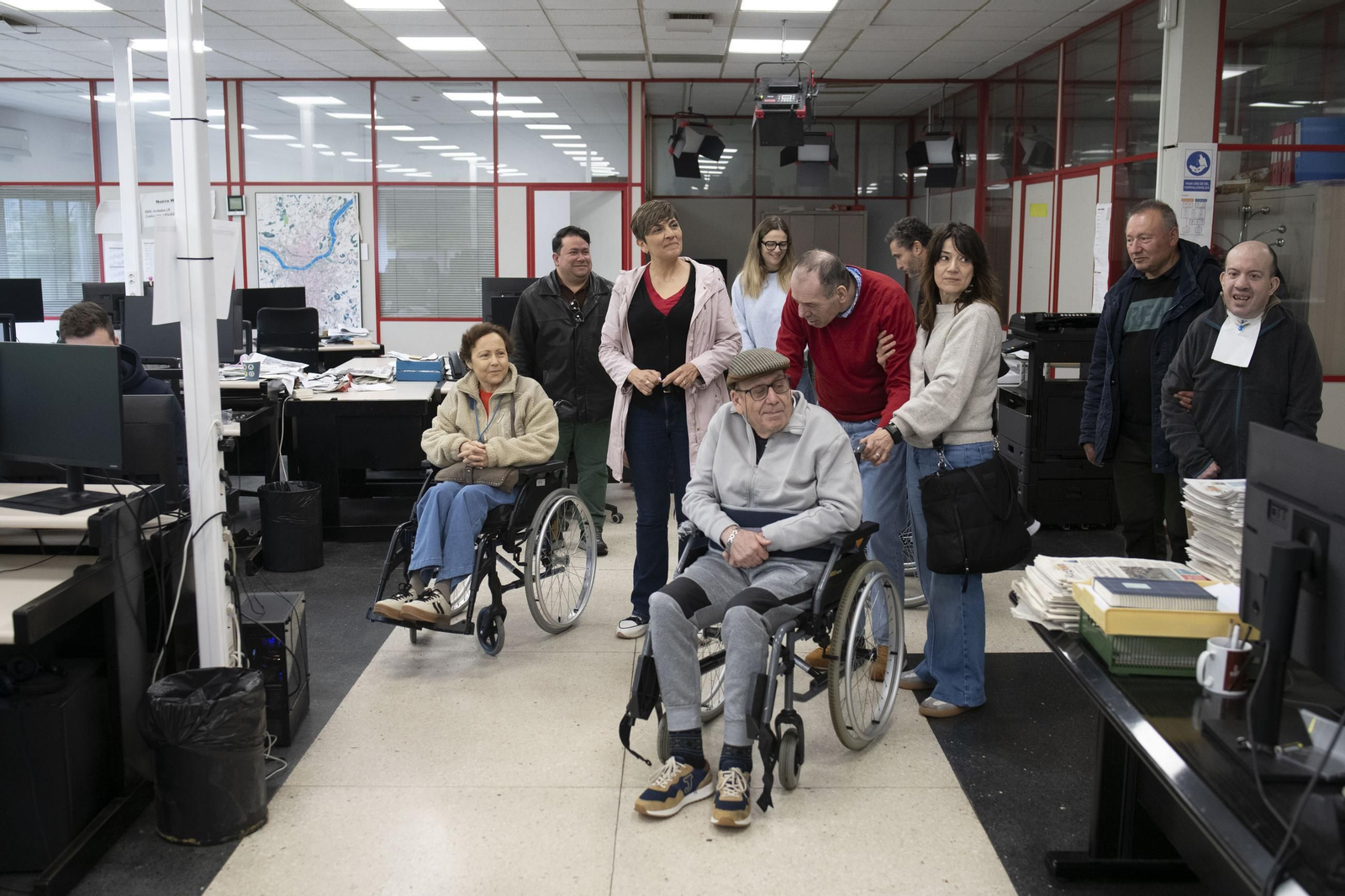 Galería | Usuarios de la Residencia de Santa Cruz conocen por dentro el trabajo de La Región y Telemiño