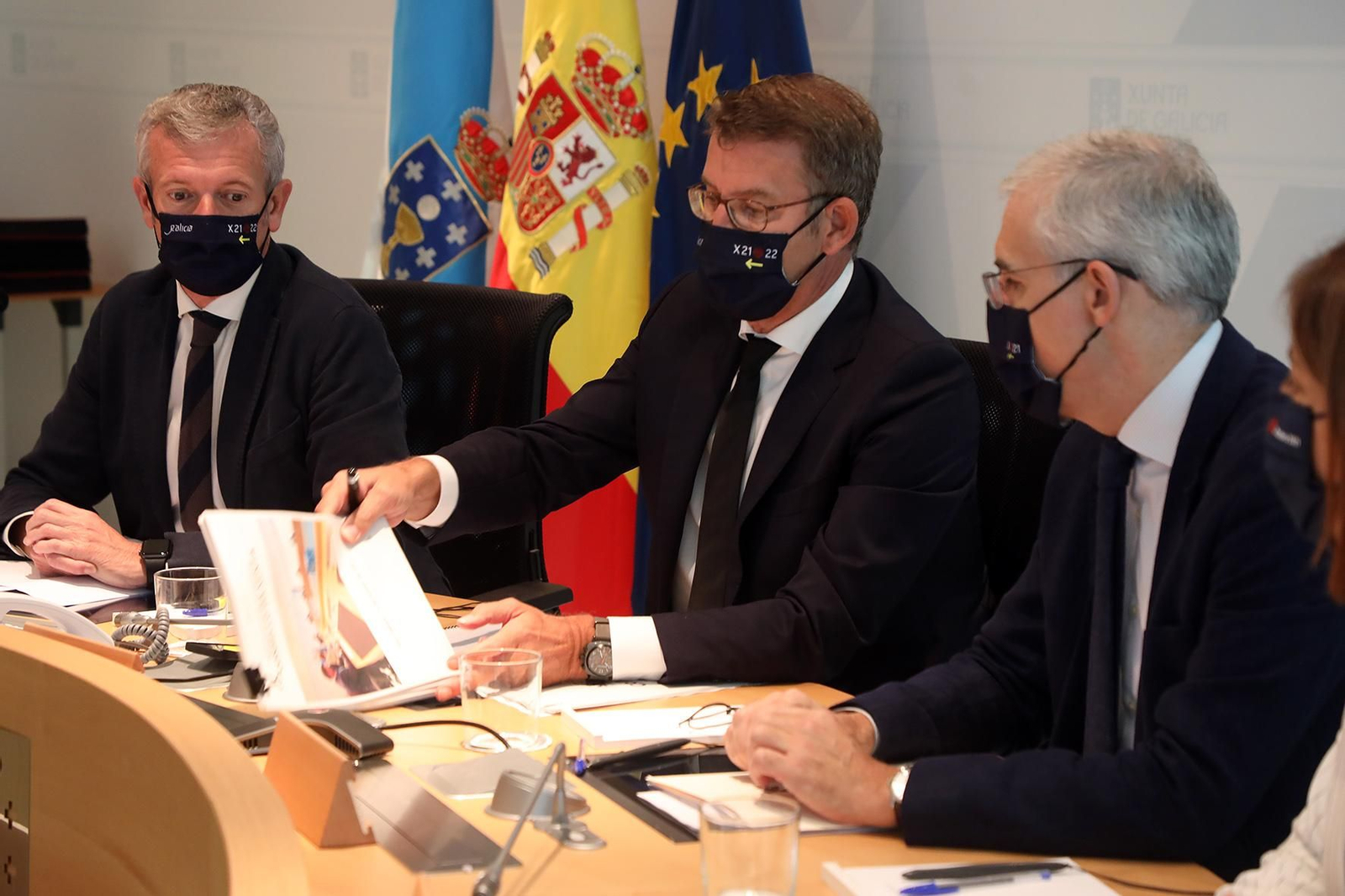 Feijóo, durante el Consello de hoy. (VICENTE PERNÍA)