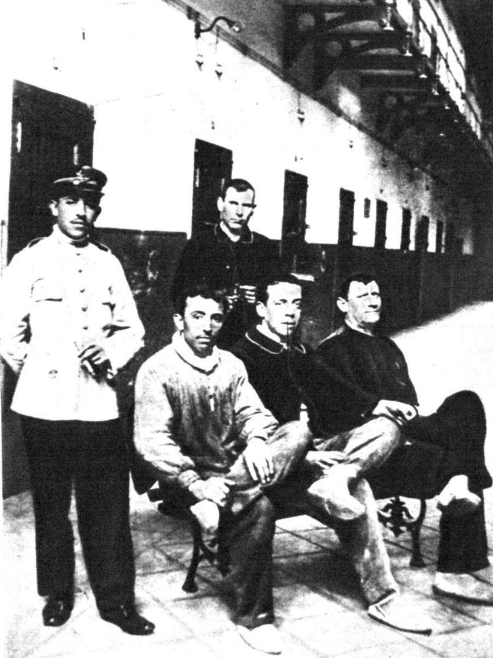 El ourensano, sentado el primero de izda. a dcha. se retrata con tres compañeros y un guardián en prisión.