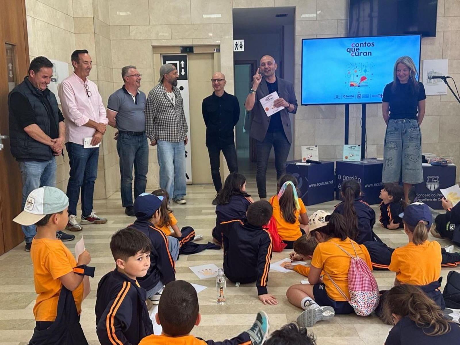 El alcalde, Alejandro Lorenzo, dando la gran noticia de la consesión del Premio Rebiun  por ‘Contos que curan’.