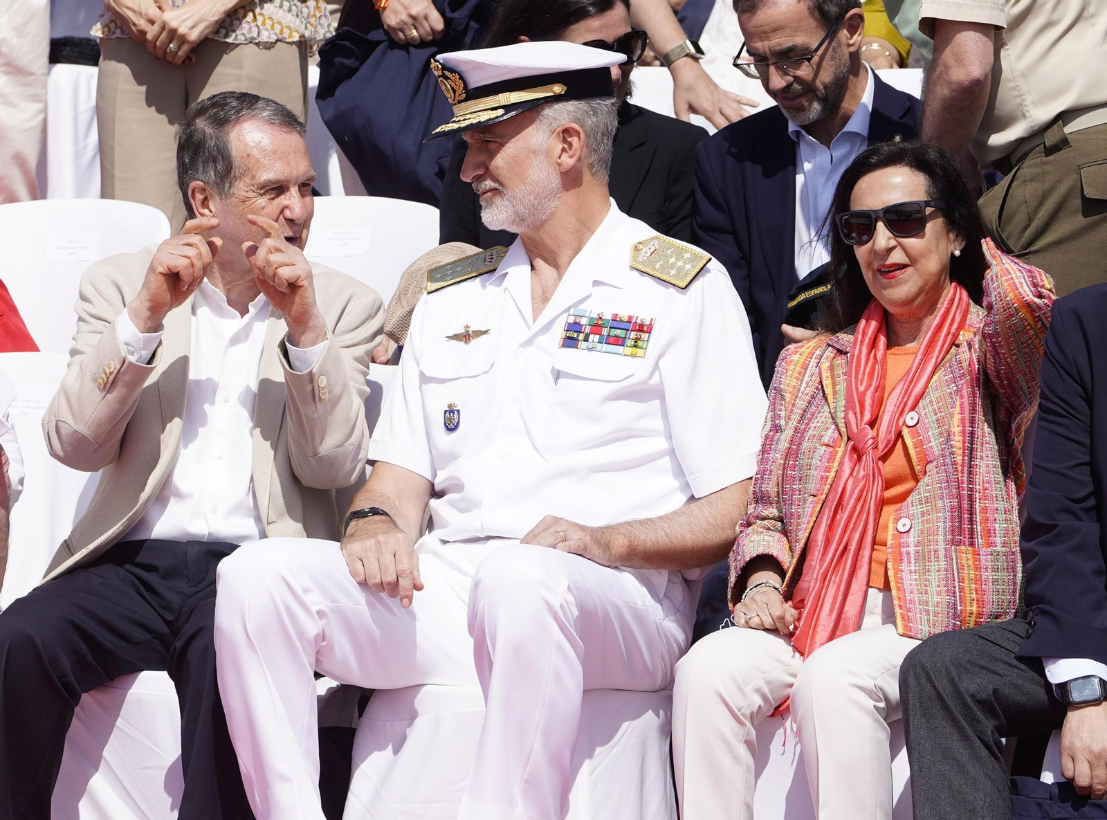 Galería | Felipe VI participa en la revista naval y presencia la exhibición de militares en Samil