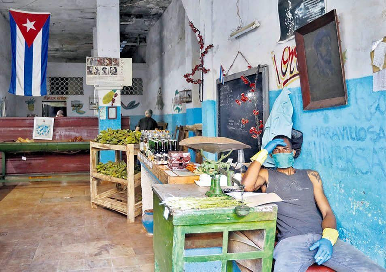 Un hombre espera clientes en un mercado de La Habana, con escasa oferta de productos.