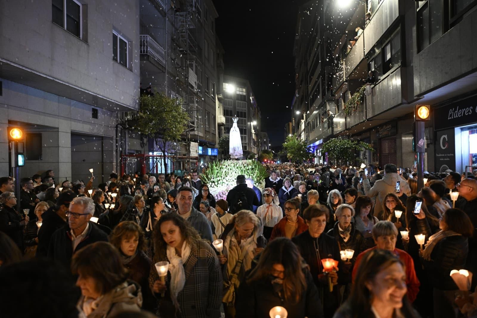 Fieles de todas las edades portaron sus antorchas y velas encendidas en señal de promesa, agradecimiento y fe.