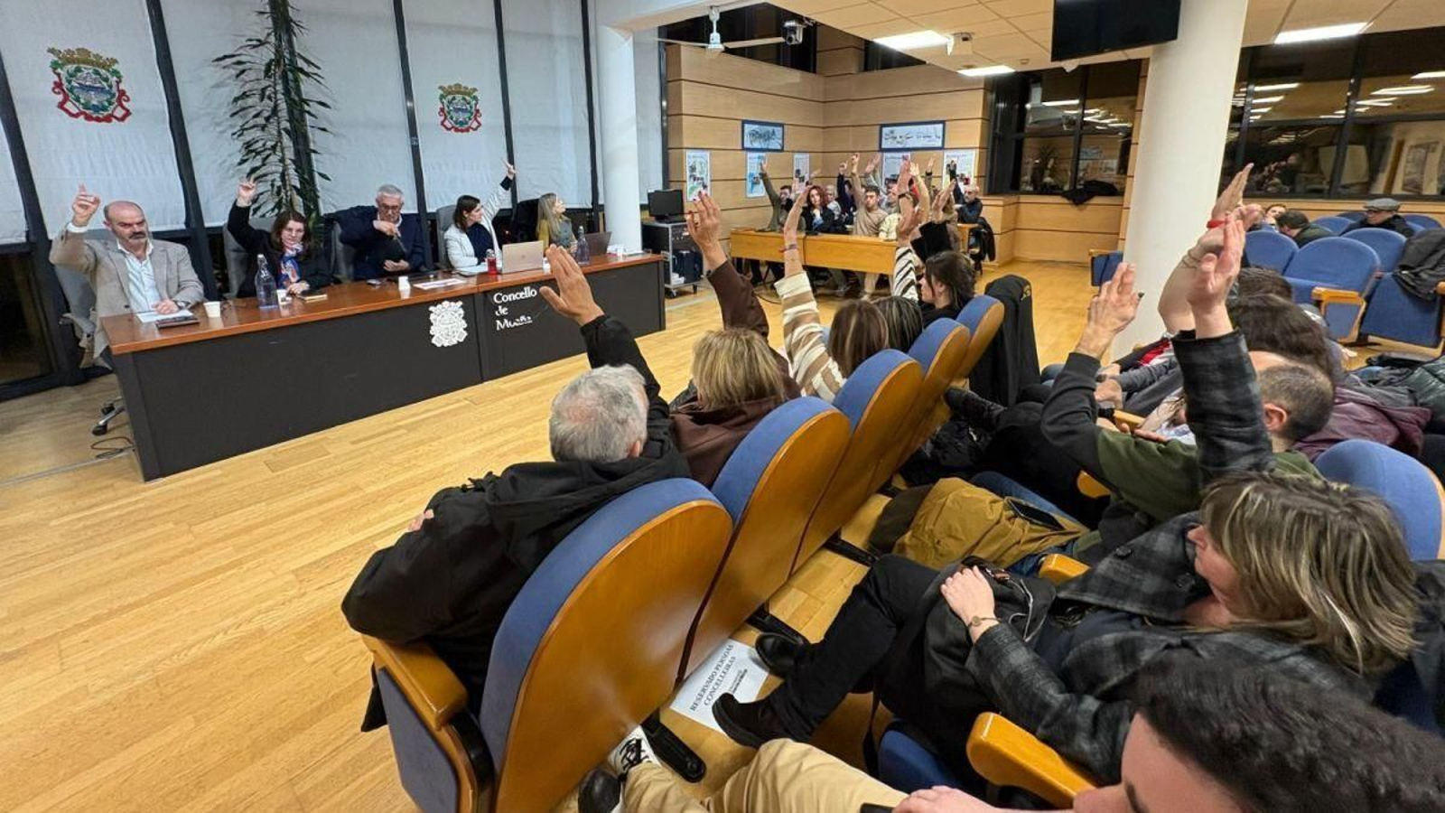 Los miembros de la Asamblea votando a favor de la ordenanza fiscal en febrero.