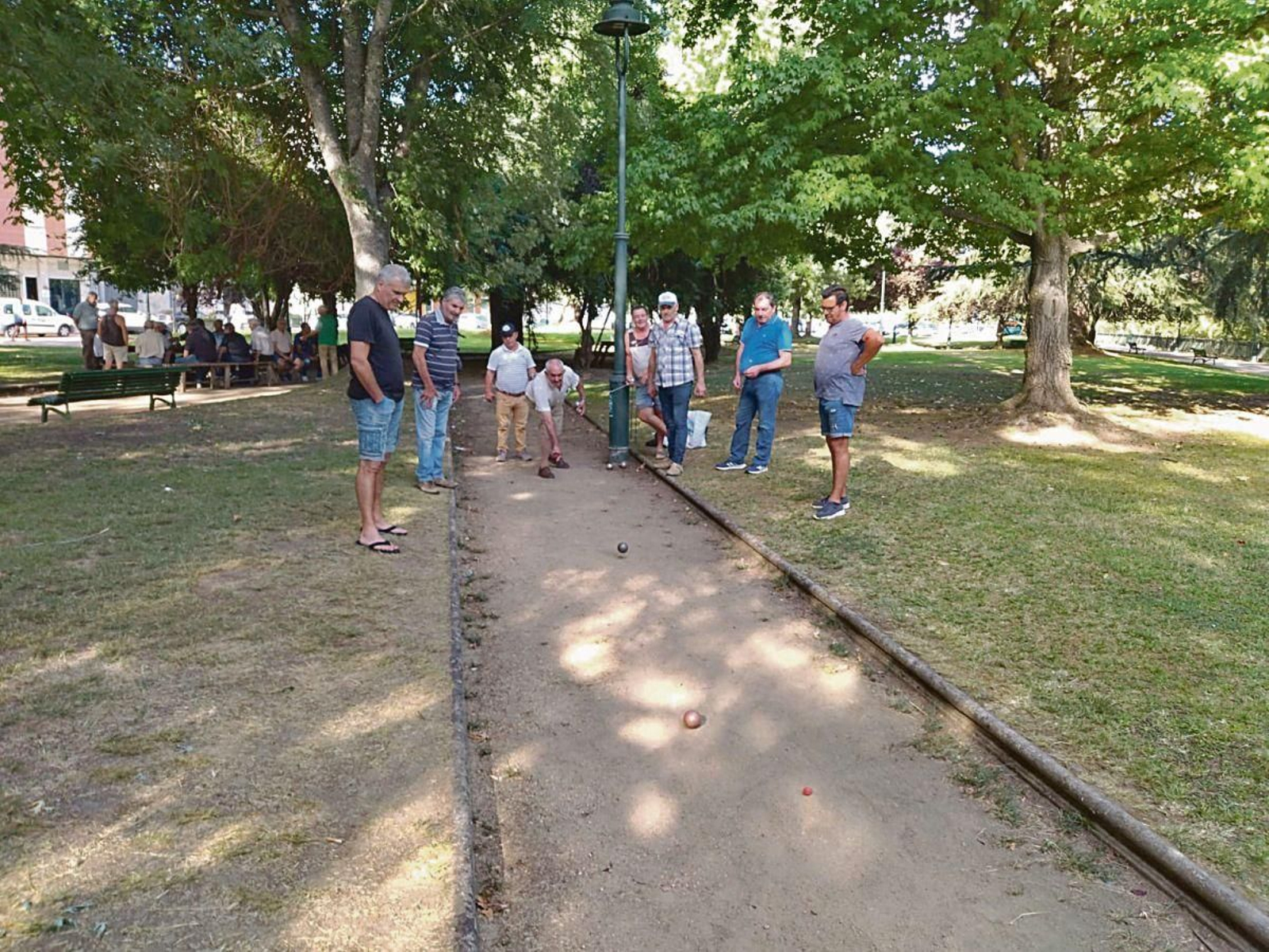 Jugadores de petanca en el jardín botánico de O Malecón.