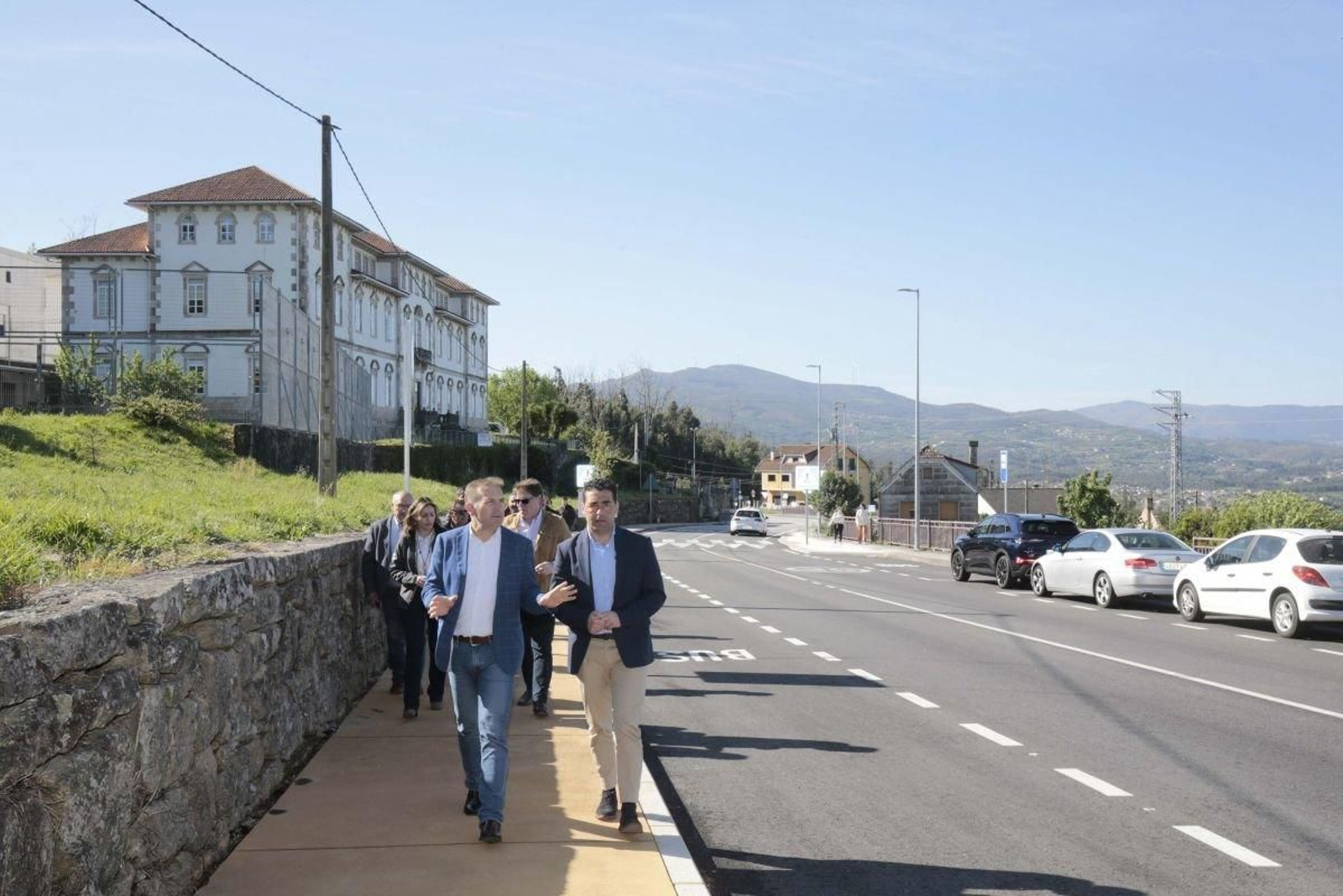 Alcalde de As Neves y presidente de la Diputaicón, supervisando las mejoras viales.