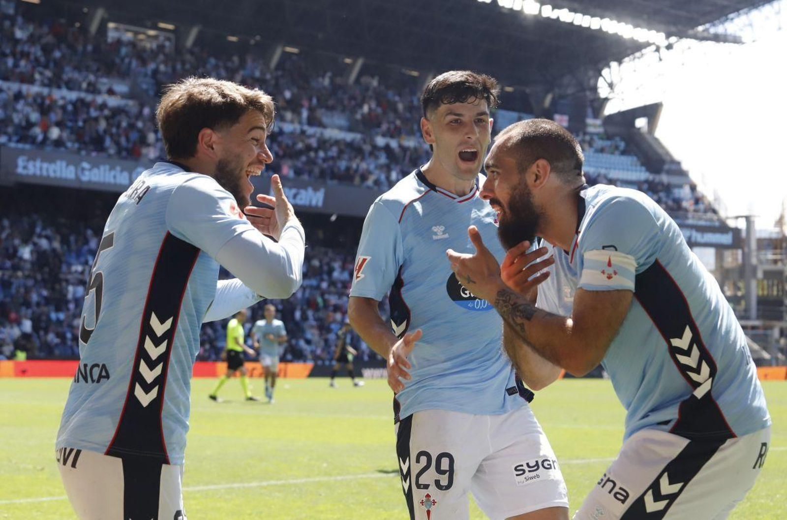 Sergio Carreira, Yoel Lago y Borja Iglesias celebran el gol del delantero santiagués, este domingo, en el estadio de Balaídos.