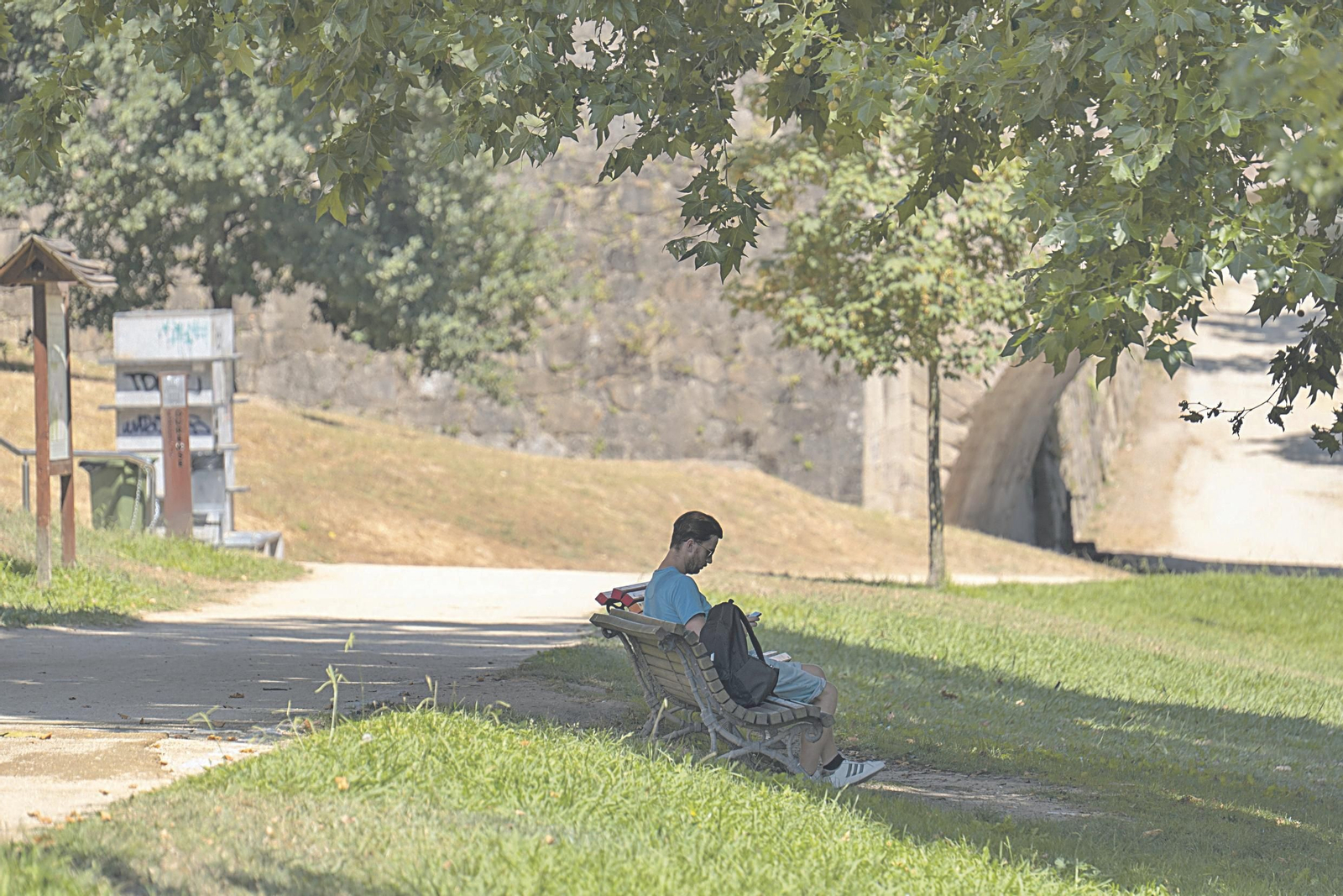 Un vecino de Ourense se refugia del calor en una sombra.