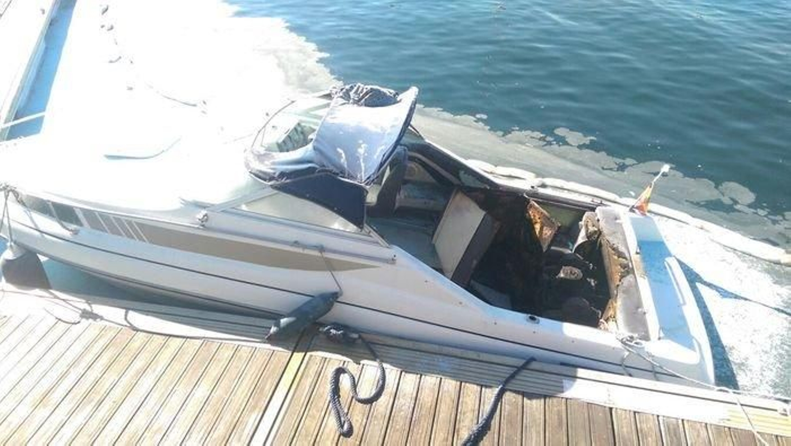 La embarcación que explotó en el Puerto de Sanxenxo.