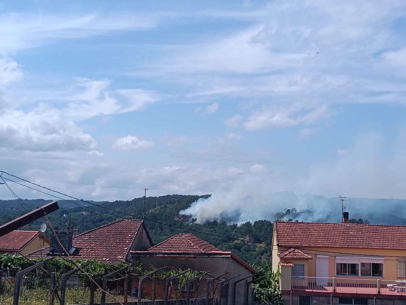 Galería | Un incendio en Maside afecta la circulación por tren entre Ourense y Santiago
