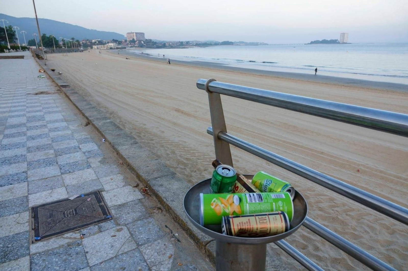 Galería | La resaca de San Xoán 2026 deja toneladas de residuos en Samil y Panxón
