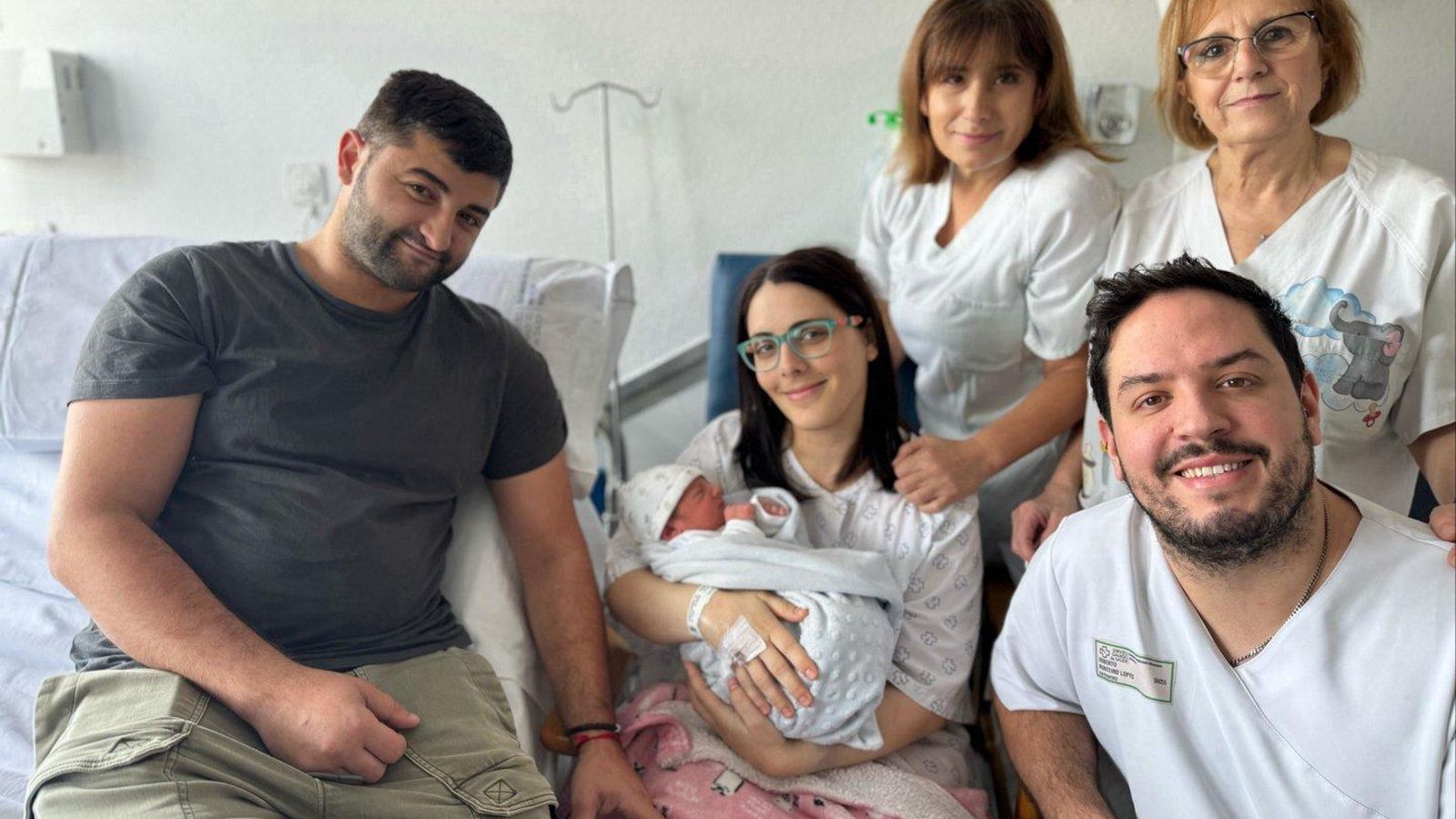 Dragos con sus padres y el equipo médico