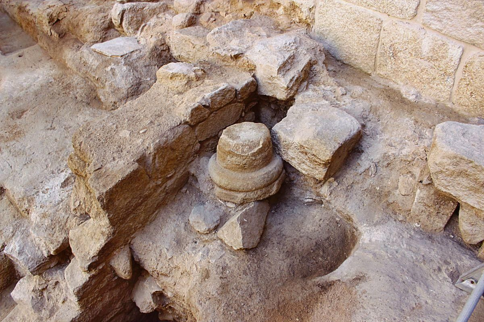 Restos romanos nas escavacións de E.B. Nieto Muñiz no Museo Arqueolóxico.