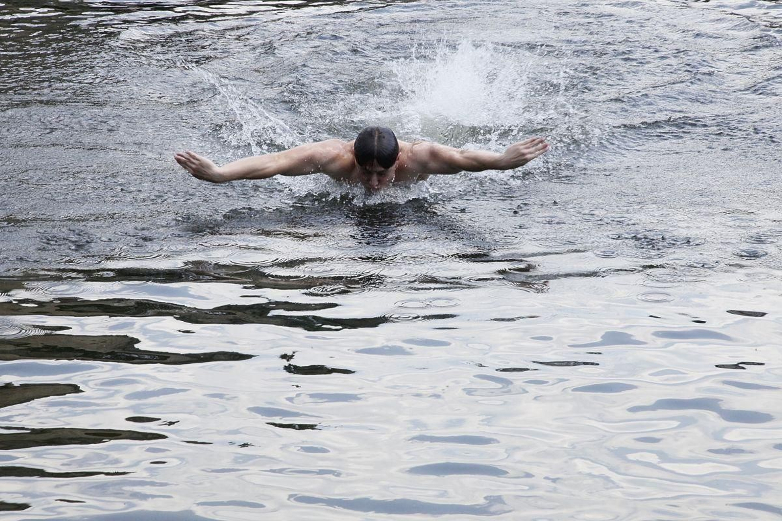 Un joven nada en el río en el anterior episodio de calor.