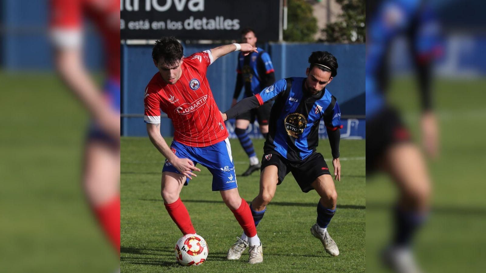 El centrocampista del Verín, Mociño, aguanta la pelota frente a Julio Rey, del Céltiga.