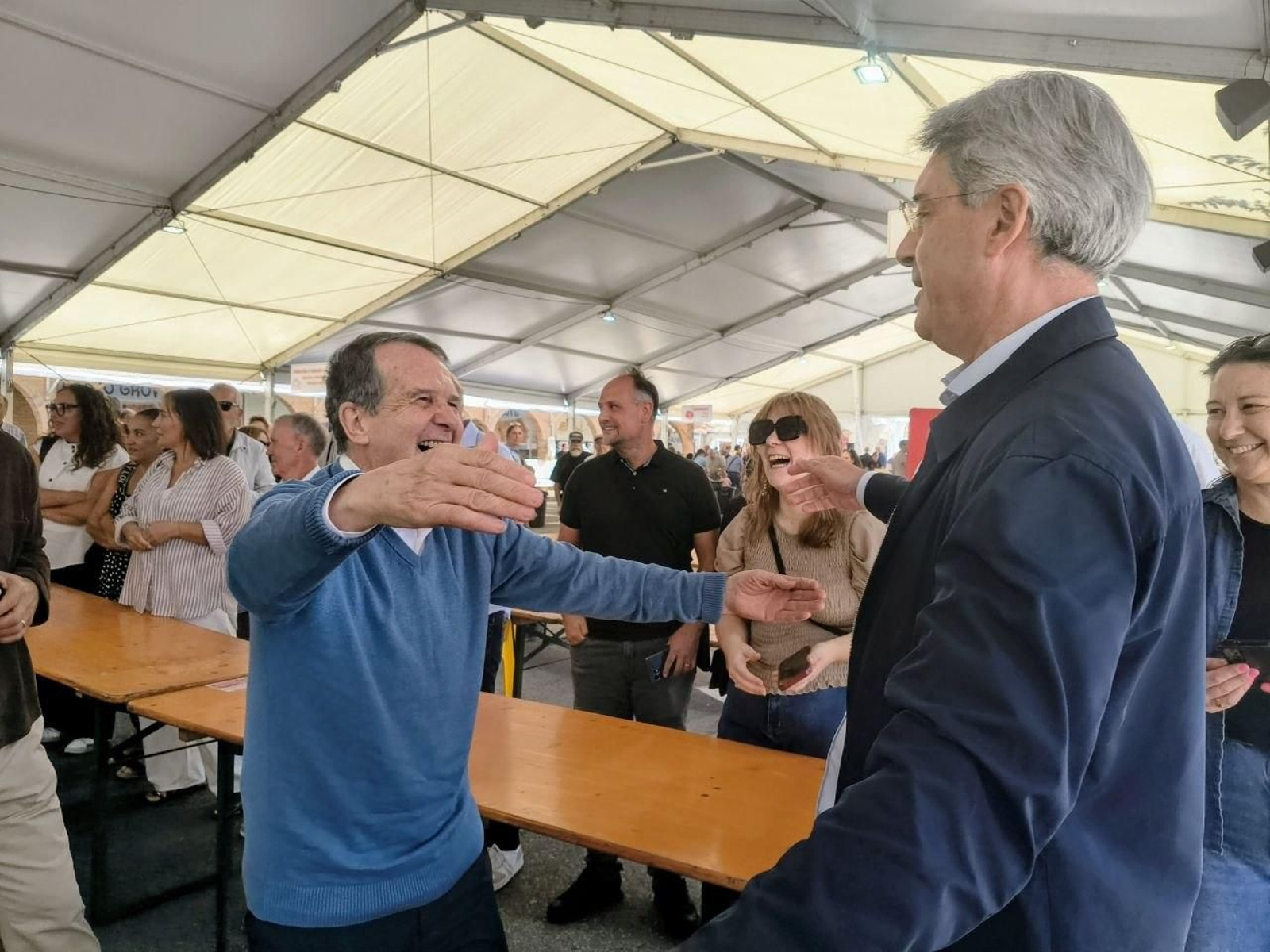 Saludo entre Caballero y Cacabelos en O Grove.