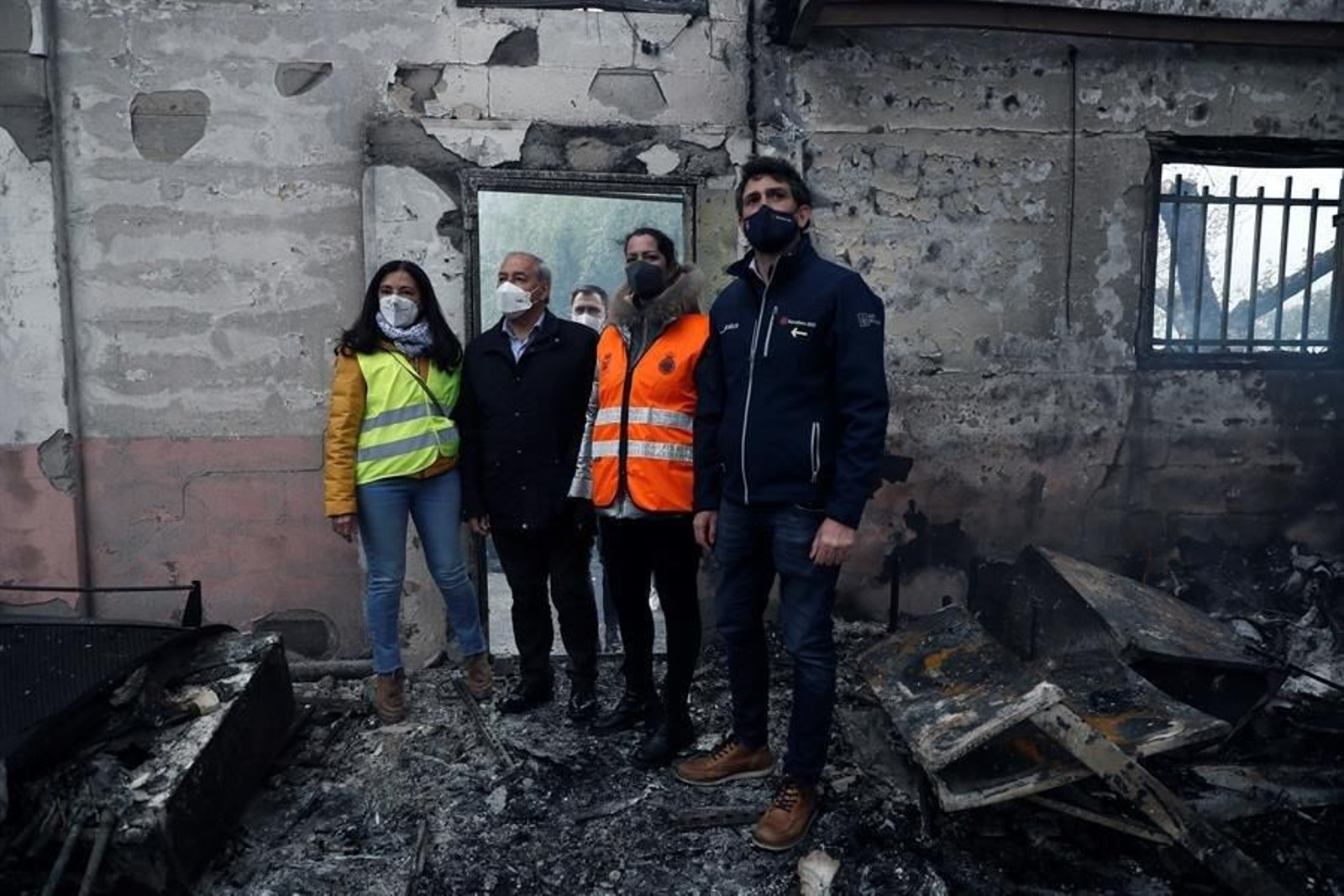 Varios bomberos trabajan en las labores de extinción del incendio que ha afectado al menos a cuatro naves del parque empresarial de O Ceao (Lugo), que está ya controlado, después de seis horas de intenso trabajo de los bomberos, aunque sigue ardiendo una nave de neumáticos. EFE/ Eliseo Trigo