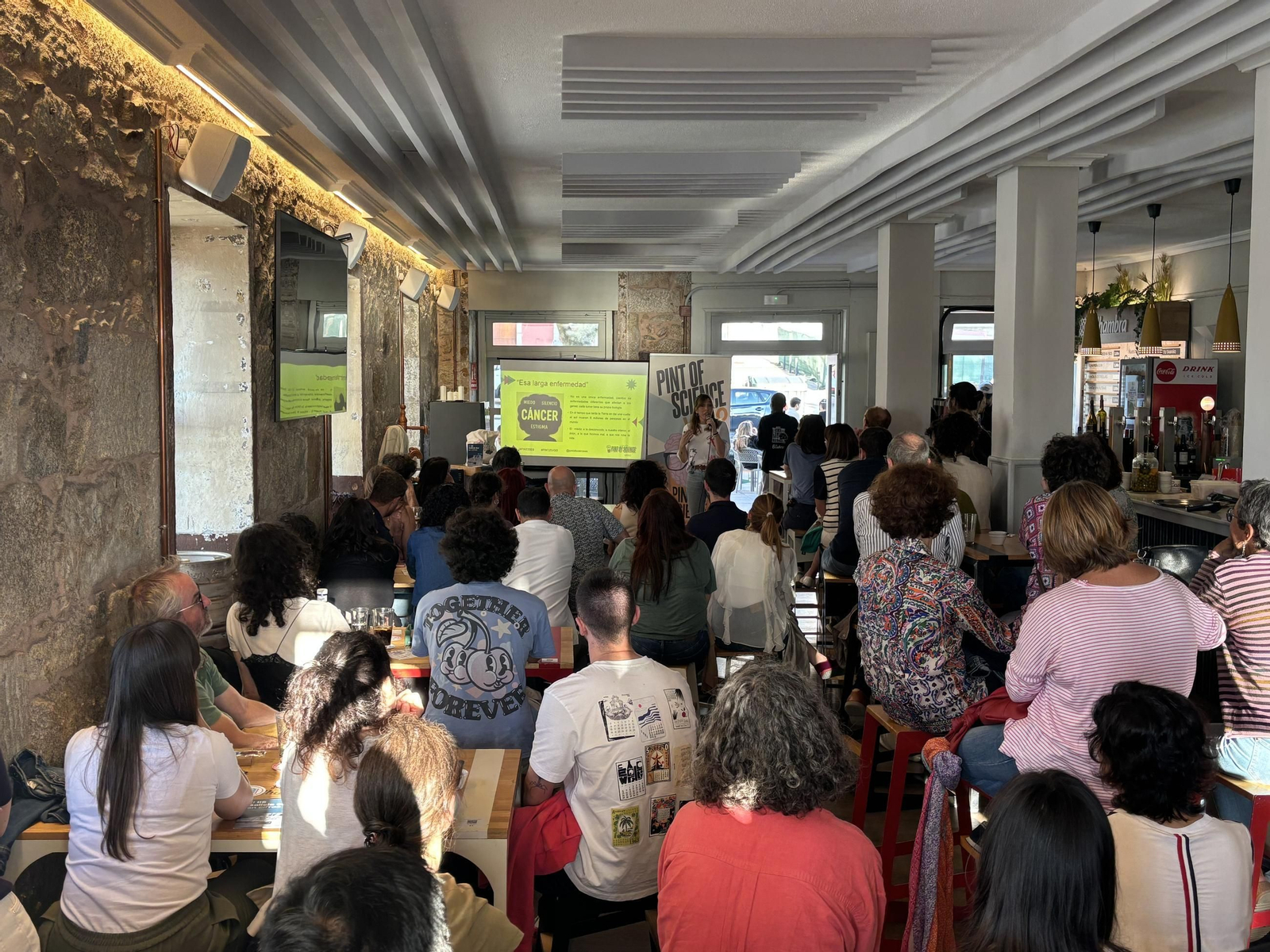 Imagen de una de las charlas celebradas en la cafetería “O Castro” el año pasado.
