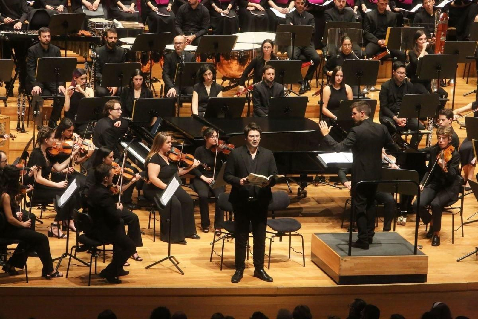 Lucas López, en el centro, como solista durante una representación de Carmina Burana.