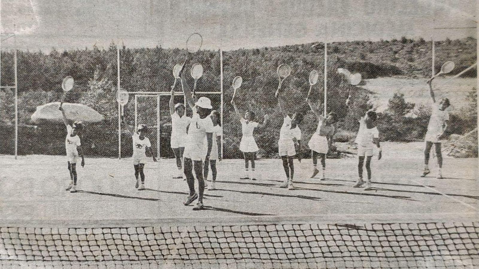 Aprendiendo a jugar al tenis con Pepín Méndez en Manzaneda.