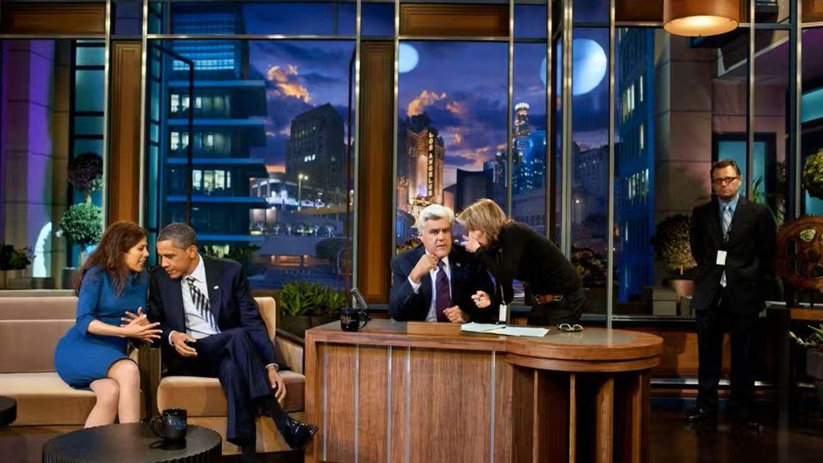 Después de Steve Allen, el Tonight Show ha tenido muchos presentadores icónicos. En esta imagen, el presidente Obama consulta con un miembro de su equipo en una pausa de su entrevista con Jay Leno. Raw Pixel (2)