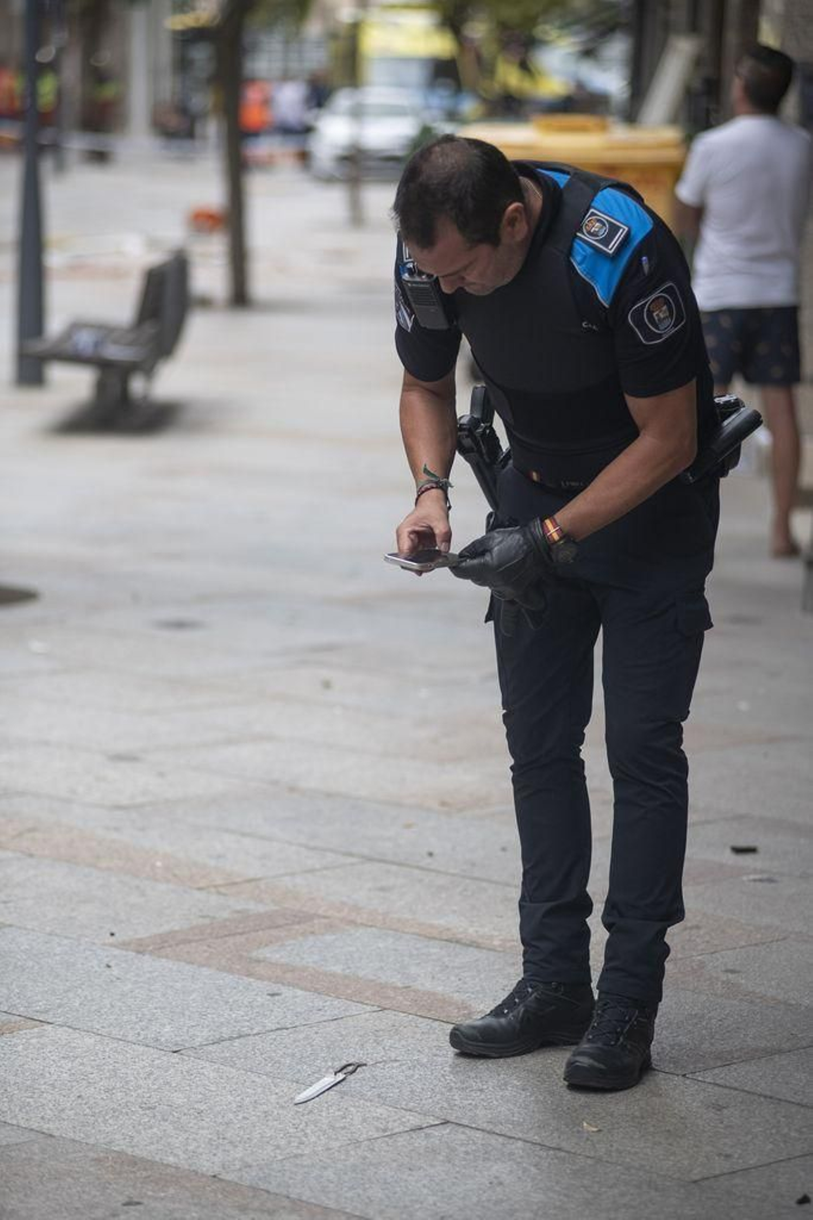 Un policía local hace una foto a uno de los objetos lanzados