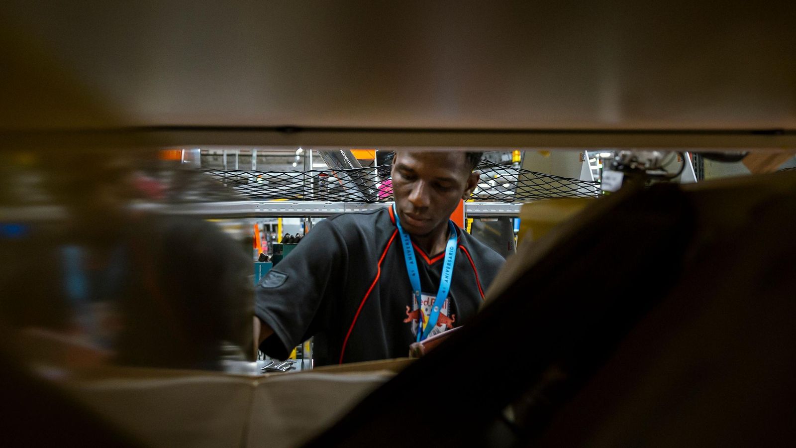 Otro joven trabajando en paquetería