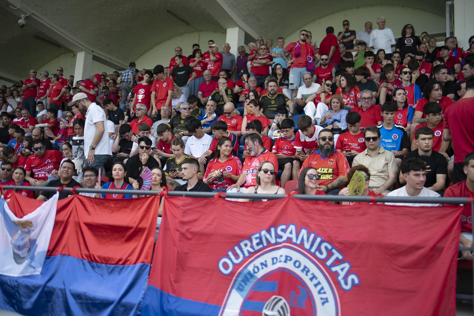 Galería | La UD Ourense quiere llegar a Primera Federación y la afición se vuelca con el equipo en O Couto