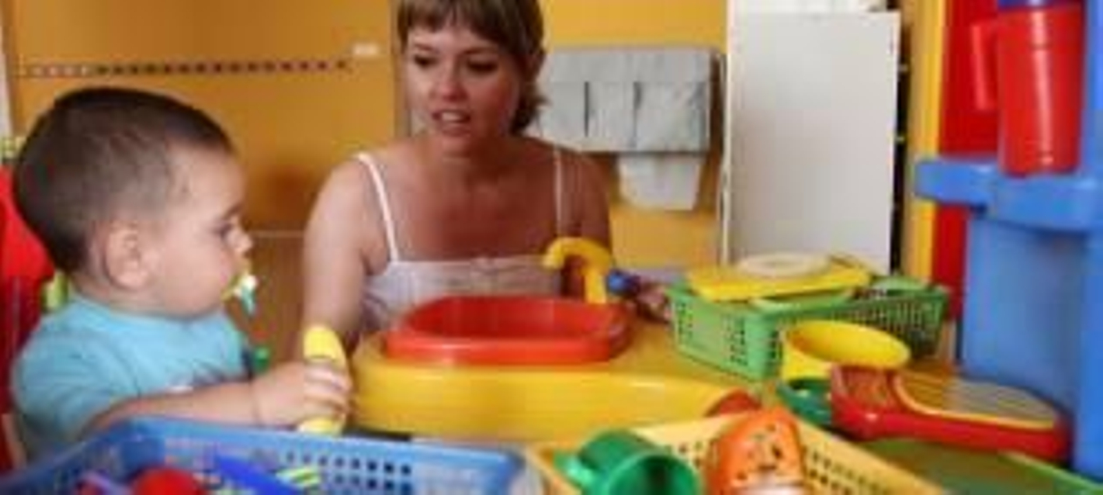 Una cuidadora atiende a un niño en una guardería (Foto: Archivo EFE)