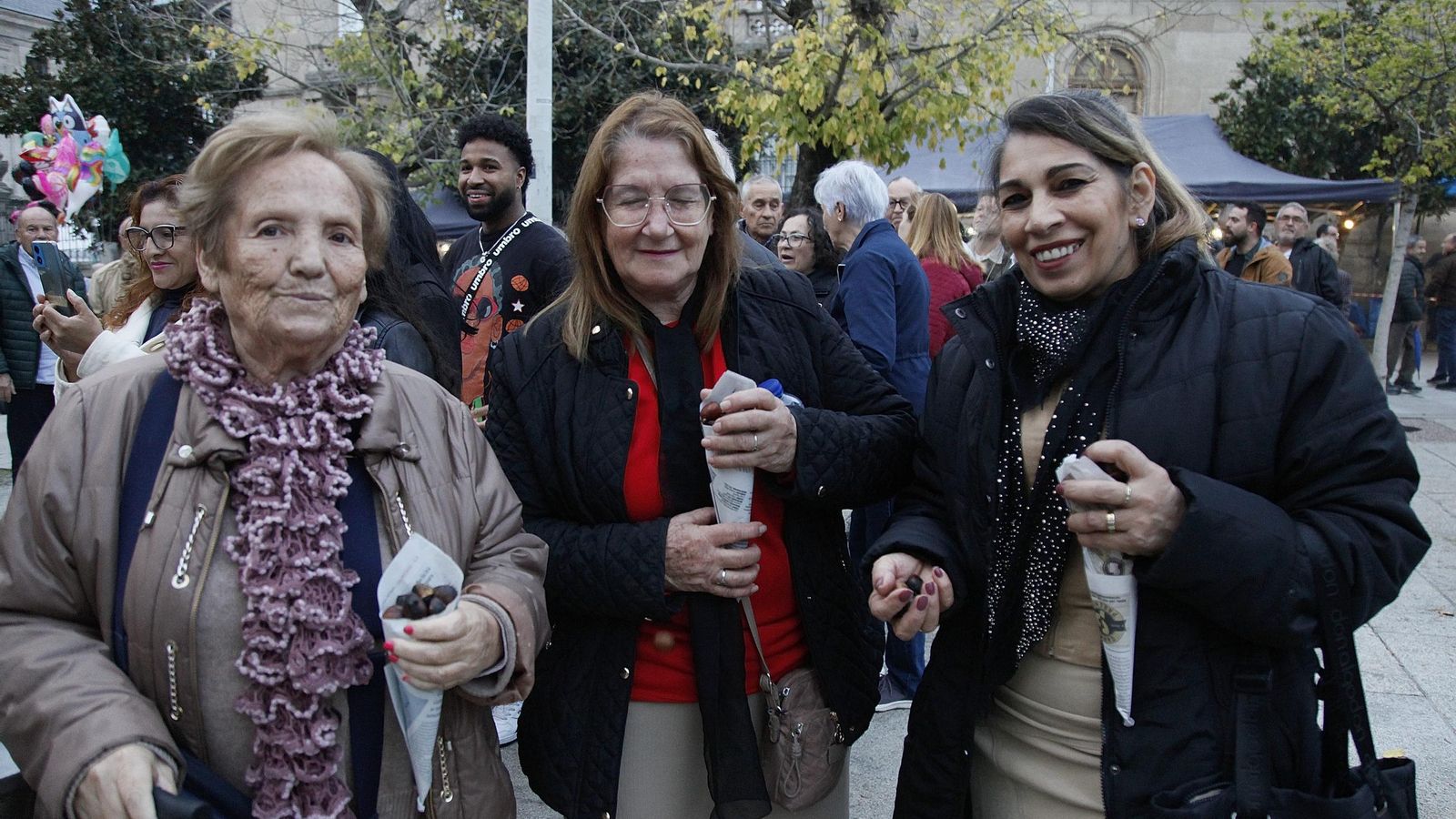 Galería | Cabezudos, castañas y bollo preñado para disfrutar de los magostos en la ciudad