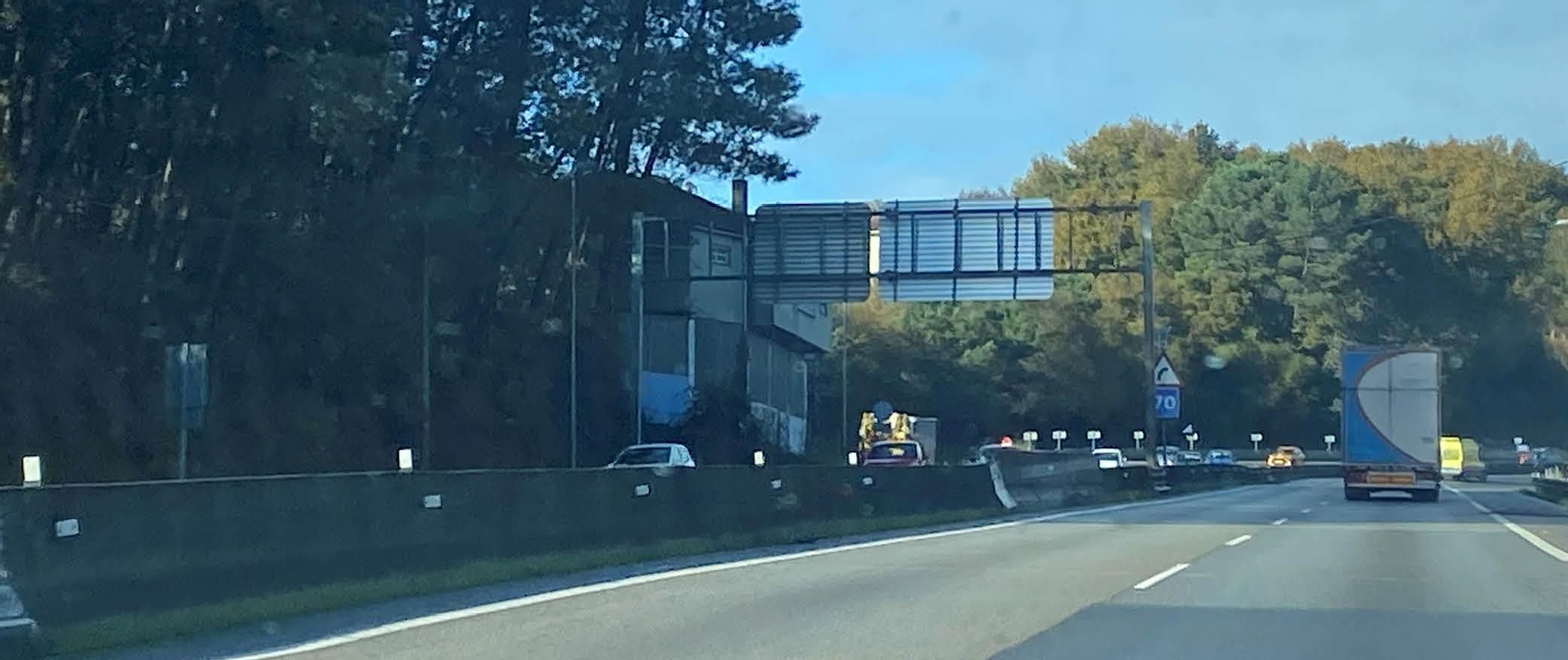 Imagen de la A-55 hacia Vigo, ayer, con menos tráfico de lo habitual.