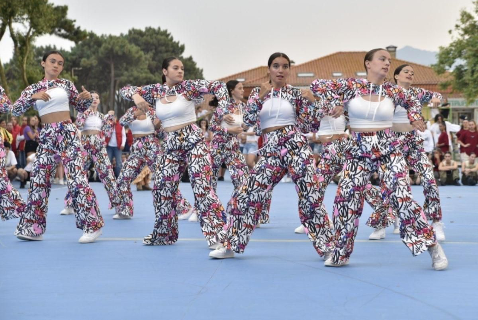 Los bailarines entregados en la pista de baile durante el primer día de festival de danza urbana.