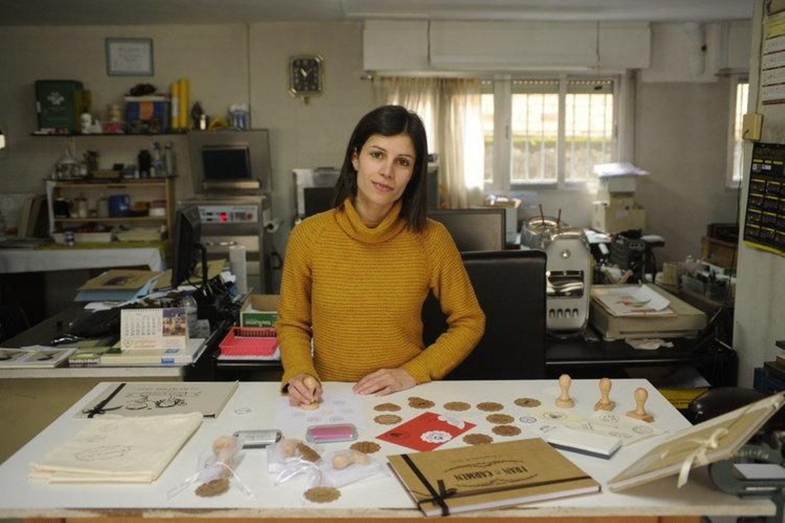 Rosa Araújo, de Encuadernación y Sellos Cisne,